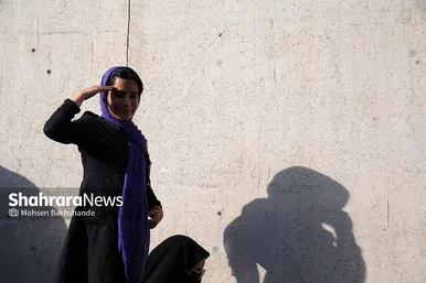 اجرای سرود «سلام فرمانده» با حضور دهه هشتادی و نودی ها در عرصه میدان شهدا مشهد