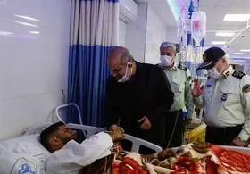 عیادت وزیر کشور از مجروحان فراجا| وحیدی: دستگاه قضایی با سران اغتشاشات قاطع و عبرت&zwnj;آموز برخورد کند
