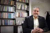 افشین علا با یک شعر جنجالی از «پیروزی‌های بزرگ» یمنی‌ها تمجید کرد