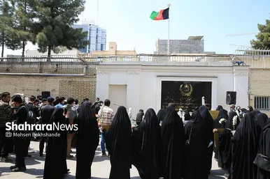 تجمع دانش‌آموزان مشهدی مقابل کنسولگری افغانستان در مشهد