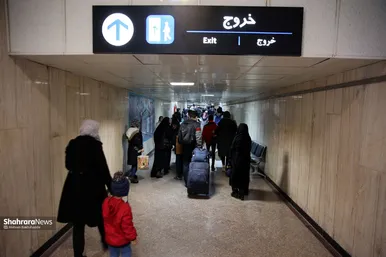 ورود مسافران نوروزی به مشهد از راه آهن