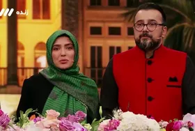 حرکت عاشقانه سپند امیرسلیمانی و بوسیدن دست مونا کرمی روی آنتن زنده شبکه سه