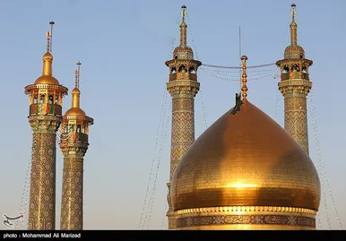 آیین تعویض پرچم گنبد حرم حضرت معصومه(س) و امام رضا (ع) به مناسبت آغاز دهه کرامت