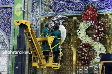 گزارش تصویری | گل‌آرایی حرم مطهر رضوی به‌مناسبت سالروز میلاد امام‌رضا(ع)