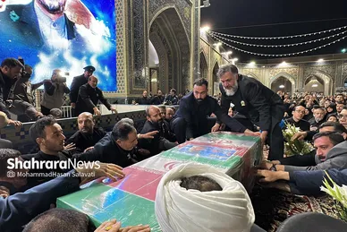 استقبال زائران و مجاوران حرم امام‌رضا(ع) از پیکر شهید امیرعبداللهیان
