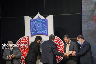 رونمایی از کتاب متولد چهل و دو