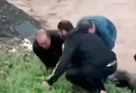 ویدئو | لحظه غرق&zwnj;شدن و نجات&zwnj;یافتن یک جوان در کال شاندیز مشهد