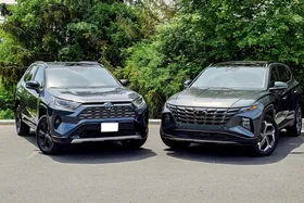 مقایسه هیوندای توسان هیبرید ۲۰۲۲ با تویوتا RAV4 هیبرید + فیلم