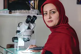 گفتگو&zwnj; با بانویی که حکاکی روی سنگ انجام می&zwnj;دهد