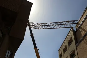 سقوط یک جرثقیل در قم، حادثه&zwnj;ساز شد + فیلم
