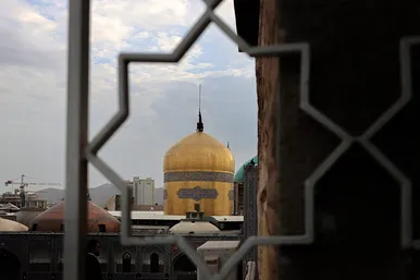 آئین اذن عزای حسینی و تعویض پرچم گنبد حرم مطهر رضوی