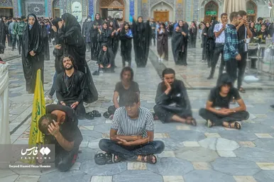 دعا و نیایش زائران زیر باران شدید در حرم امام رضا(ع)