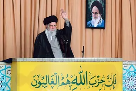 ویدئو | لحظه حضور رهبر معظم و شهید انقلاب در جایگاه برای آغاز خطبه&zwnj;های تاریخی نماز جمعه نصر