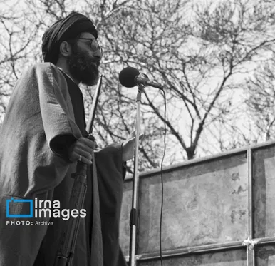 گزارش تصویری | رهبر انقلاب در دوران تصدی شورای عالی دفاع ملی (۱۳۶۰ - ۱۳۵۸)