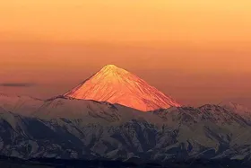 ویدئو| لحظه طلوع خورشید بر فراز قله دماوند از نمای قله توچال