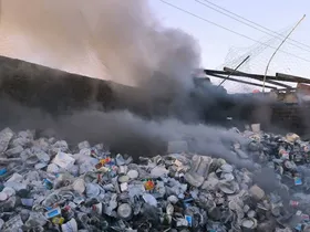تلاش چهارساعته آتش&zwnj;نشانان برای اطفای حریق گسترده انبار ضایعات پلی&zwnj;پروپیلن در شرق مشهد