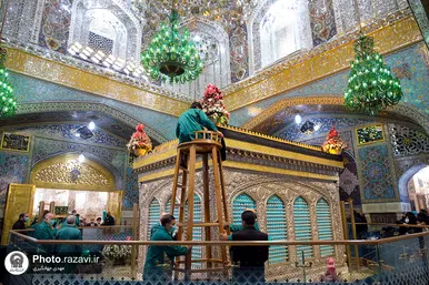 تعویض پرچم گنبد و پوش ضریح مطهر حرم رضوی همزمان با سوم ربیع الاول