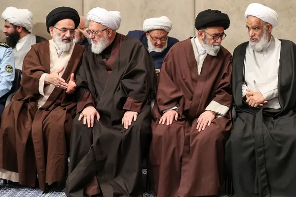 رهبر معظم انقلاب: رژیم صهیونیستی، سیلی اقدام در سوریه را خواهد خورد | فعالیت‌های وسیع زیر ساختی بخش شیرین اقتصاد است + فیلم و تصاویر