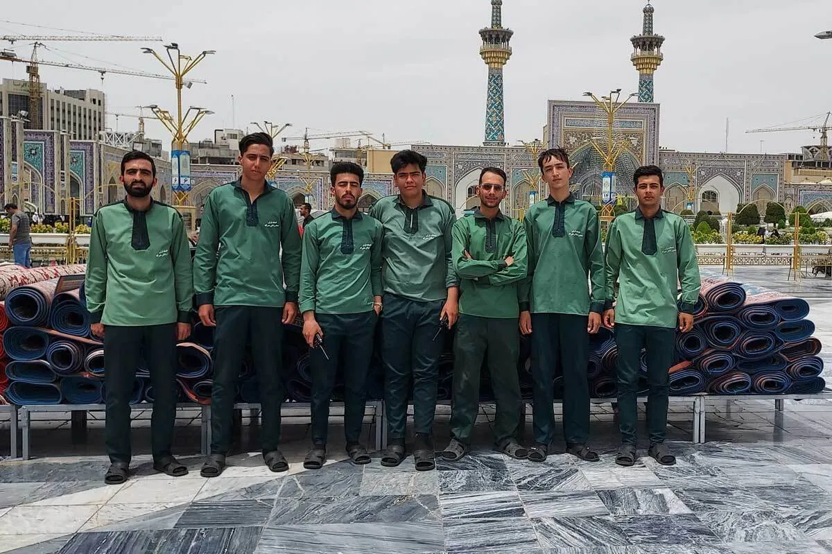 خرده روایت‌هایی از صحن وسرای حرم رضوی در گفتگو با خادمان فرش این آستان | فرش‌هایی برای رسیدن به عرش