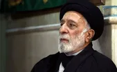 ویدئو | بوسه حجت‌الاسلام هادی خامنه‌ای، برادر رهبر شهید انقلاب بر تابوت ایشان