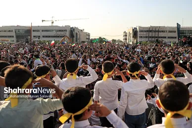اجرای سرود «سلام فرمانده» با حضور دهه هشتادی و نودی ها در عرصه میدان شهدا مشهد