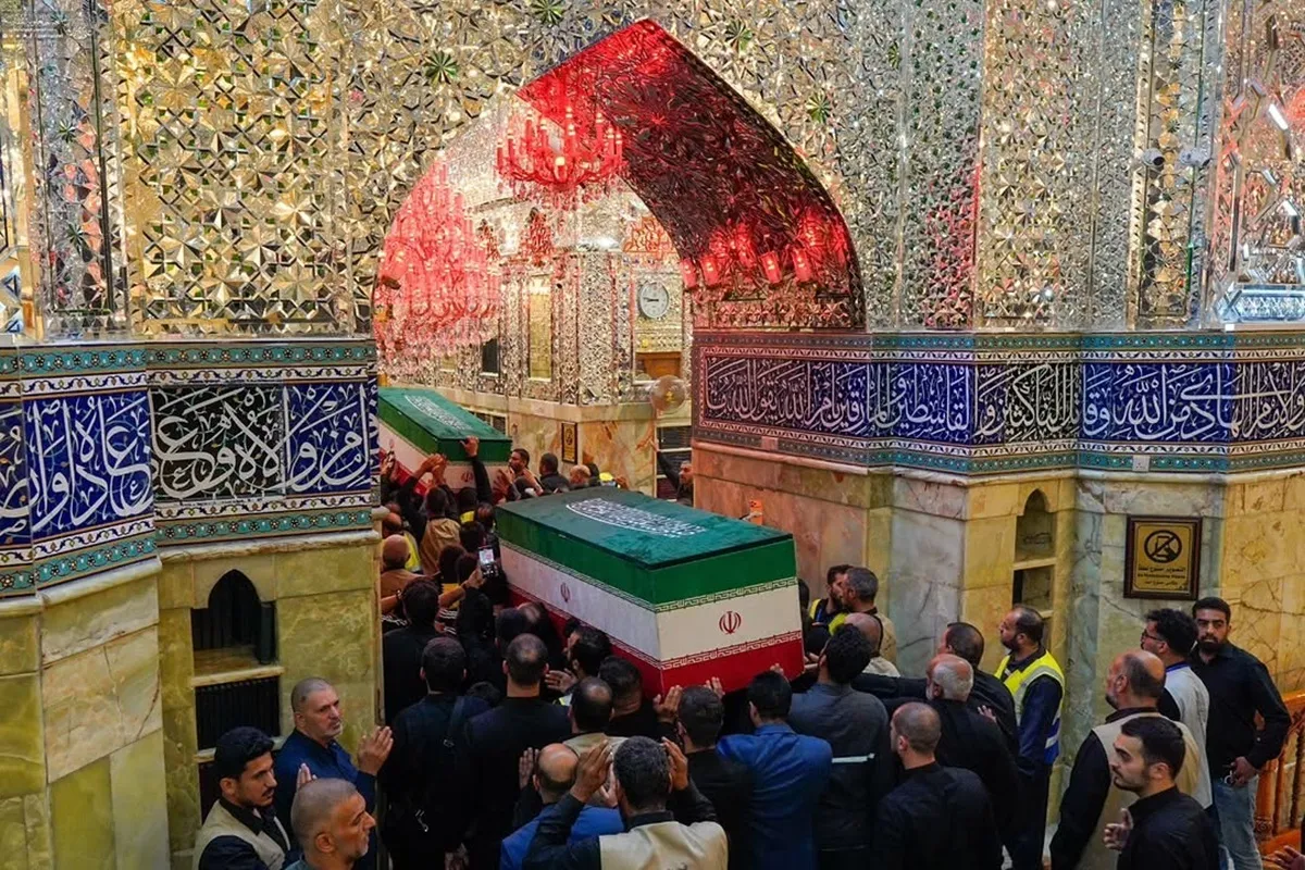 اقامه نماز بر پیکر خانواده رهبر شهید ایران در حرم امام حسین (ع) + تصاویر
