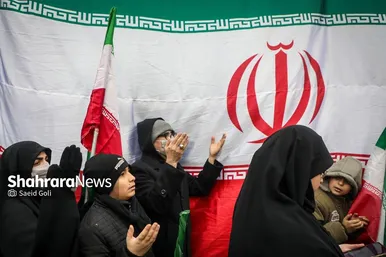گزارش تصویری | حضور پرشور و باشکوه مردم برای بیعت با سومین رهبر انقلاب اسلامی در میدان شهدا مشهد