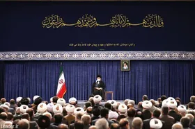 ترجمه آیه نصب&zwnj;شده در محل دیدار رمضانی رهبر انقلاب با مسئولان نظام (۱۵ فروردین ماه ۱۴۰۲)