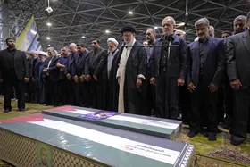 عکس&zwnj;هایی از اقامه نماز رهبر انقلاب بر پیکر مجاهد بزرگ شهید اسماعیل هنیه