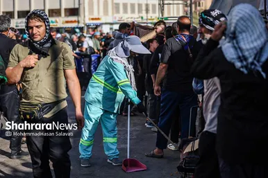 گزارش تصویری | نظافت مسیر زائران اربعین حسینی در نجف اشرف توسط پاکبانان مشهدی