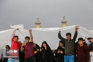 دعا و نیایش زائران زیر باران شدید در حرم امام رضا(ع)