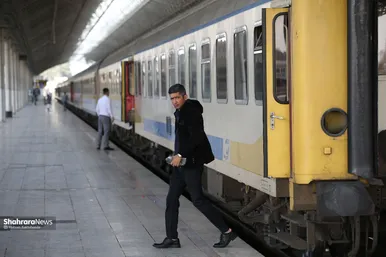 ورود مسافران نوروزی به مشهد از راه آهن