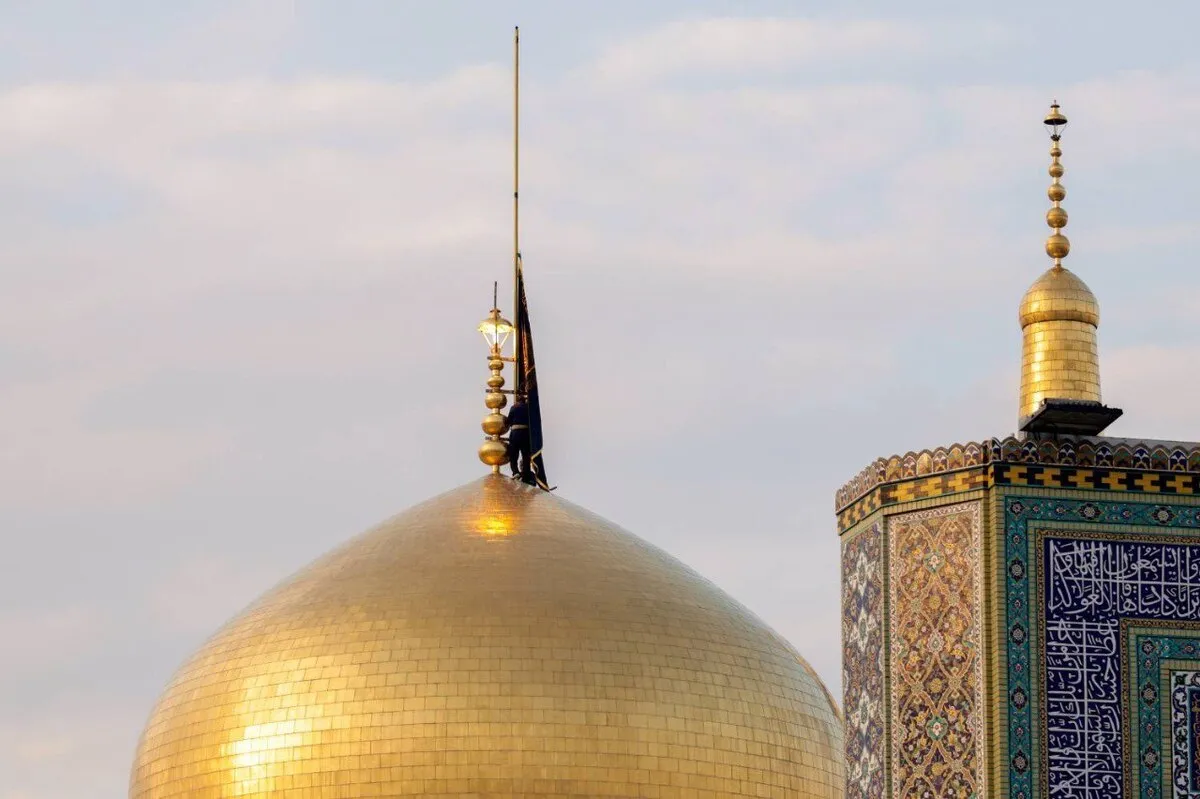 تعویض پرچم گنبد حرم امام‌رضا(ع) در شب رحلت حضرت زینب(س) + فیلم