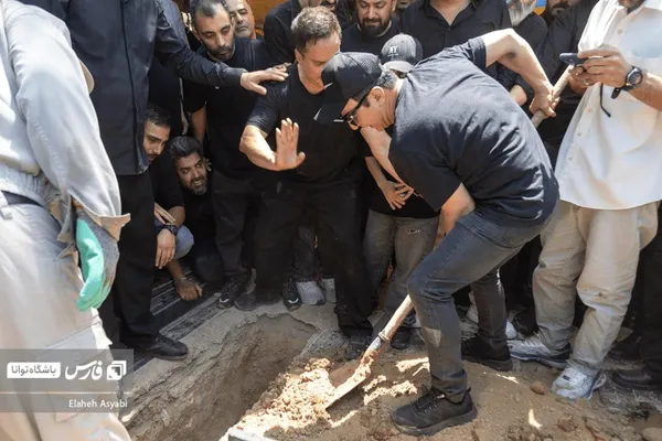 خاکسپاری مادر داریوش فرضیایی برگزار شد + تصاویر