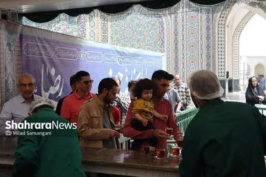 میزبانی قائم‌شهری‌ها از زائران رضوی در چایخانه امام رضا (ع)