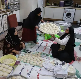 پخت و توزیع نان نذری توسط بانوی عرب خوزستانی در عید غدیر| خدمتی در عید ولایت که ۱۲ ساله شد