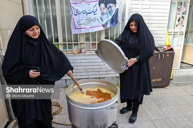 گزارش تصویری | بانوان مشهدی برای مردم حاضر در خیابان ها غذای نذری می پزند