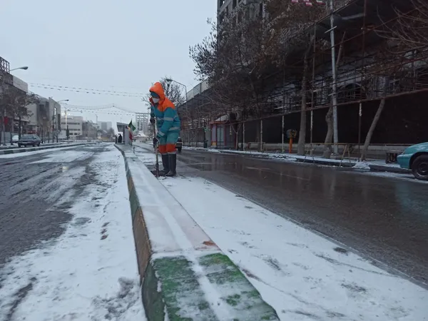 دست‌مریزاد و خداقوت به پاکبانان شهر مشهد | تلاش‌های بی‌وقفه در دمای زیر صفر درجه همچنان ادامه دارد + تصاویر