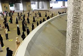 حجاج بیت الله الحرام رمی جمرات سه&zwnj;گانه را آغاز کردند (۱۷ خرداد ۱۴۰۴)