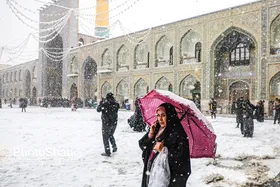 ویدئو | برف&zwnj;روبی و خدمت عاشقانه خادمان امام رضا(ع) زیر بارش برف و در هوای سرد زمستانی