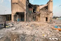 حسین کیانی برای شهدای مدرسه میناب دست به قلم شد | نمایشنامه‌ «میناب خون» روی صحنه