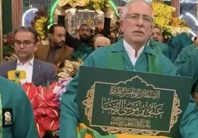 خادمان حرم رضوی، ضریح حرم امام حسین (ع) را گل&zwnj;آرایی کردند