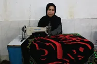 پرچم‌هایی که با وضو جان می‌گیرند | روایت زنی که بیست سال است نام ائمه(ع) را می‌دوزد