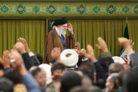 ویدئو| داستان پیراهن سفید رهبر شهید انقلاب برای مداح اهل بیت