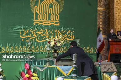 گزارش تصویری | تعویض پرچم گنبد حرم مطهر رضوی در صبح ولادت امام رضا (ع)