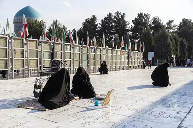 آیین چراغ برات در آرامگاه خواجه ربیع