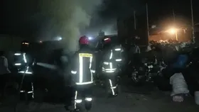 انبار ۵۰۰ متری ضایعات در مشهد شعله&zwnj;ور شد| چطور آتش&zwnj;نشانان از فاجعه جلوگیری کردند؟
