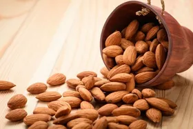 عوارض مصرف بیش از اندازه بادام درختی چیست؟