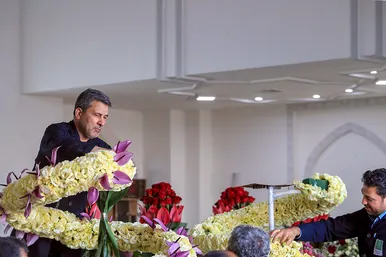 گل آرایی حرم مطهر رضوی در آستانه میلاد امام رضا (ع)