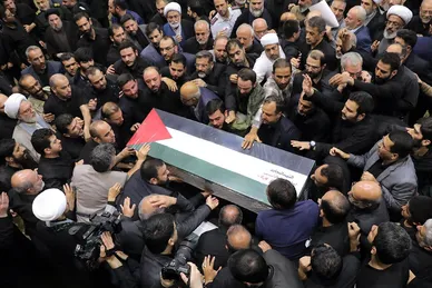 عکس‌هایی از اقامه نماز رهبر انقلاب بر پیکر مجاهد بزرگ شهید اسماعیل هنیه
